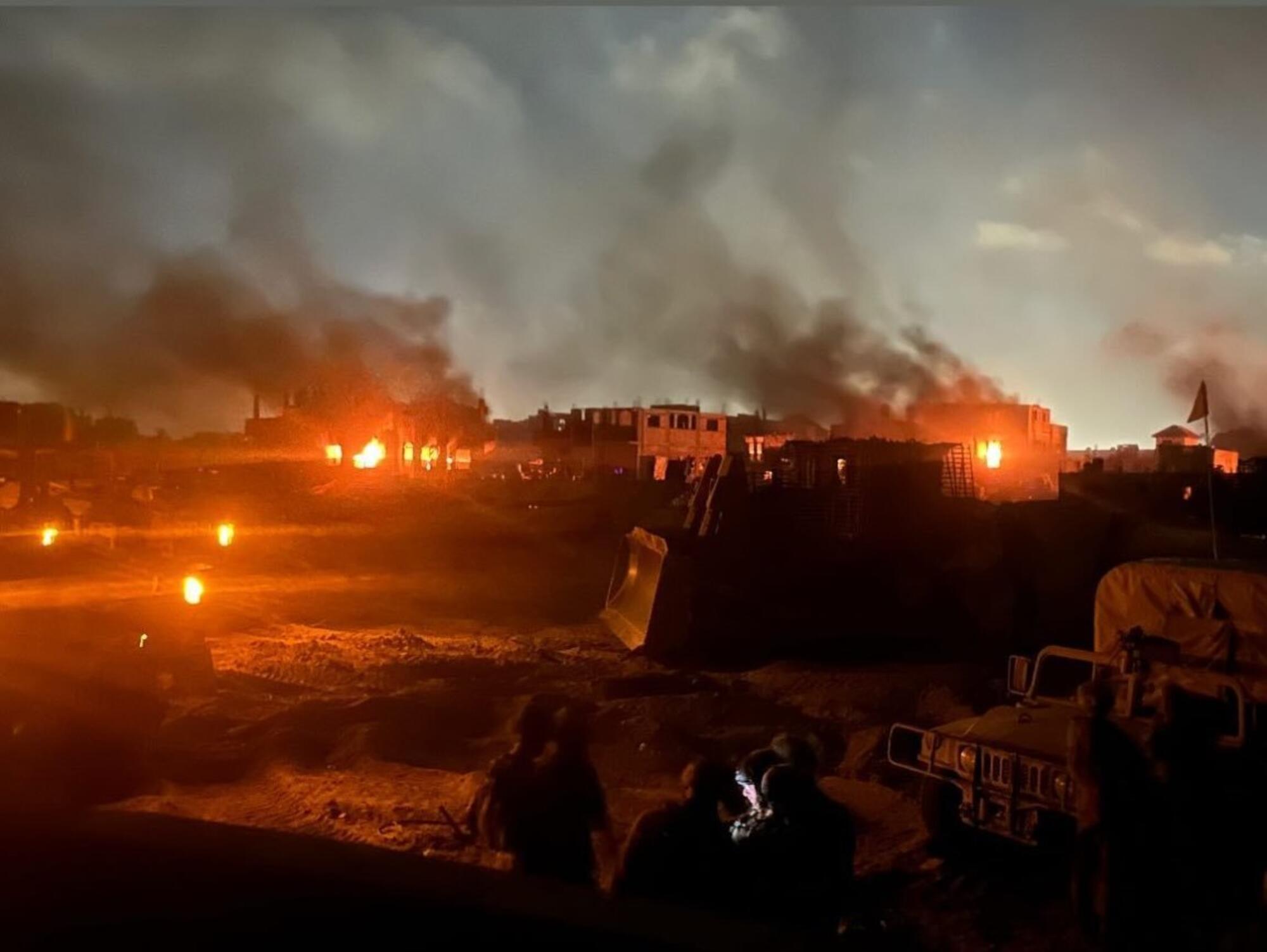 Fotos difundida por soldados israelíes de viviendas incendiadas en la ofensiva sobre Gaza.